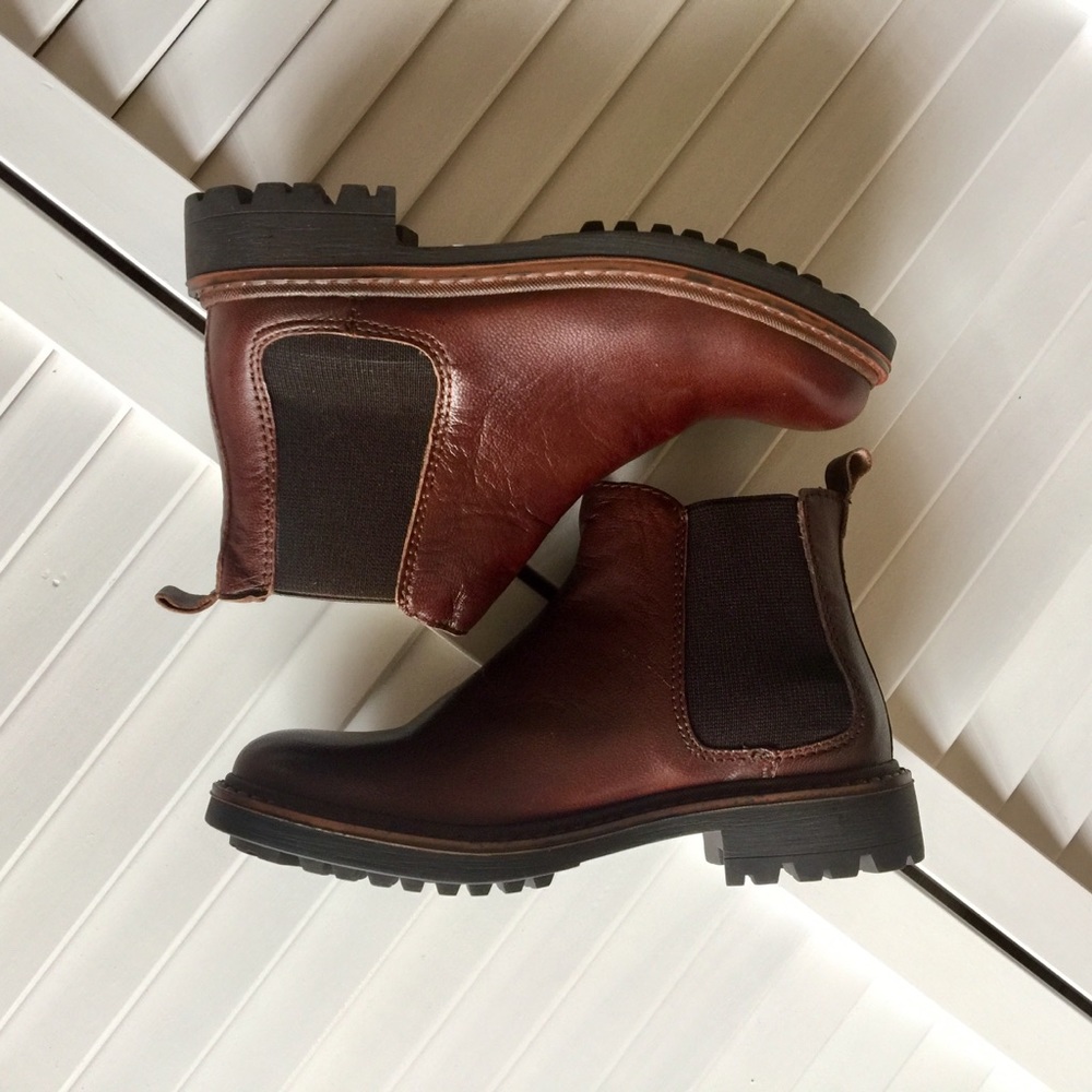 NEW Boy’s Vince Camuto booties- size 12